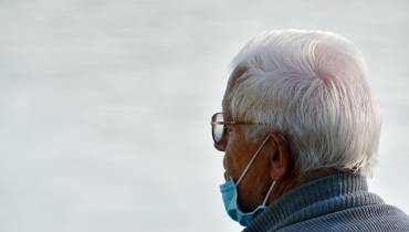 elderly-man-wearing-covid-mask-coronasomnia