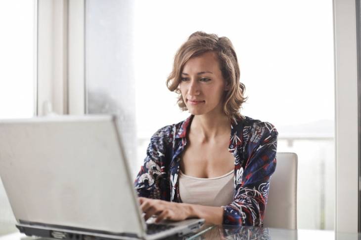 woman_sitted_laptop_typing_writing_daily_habits