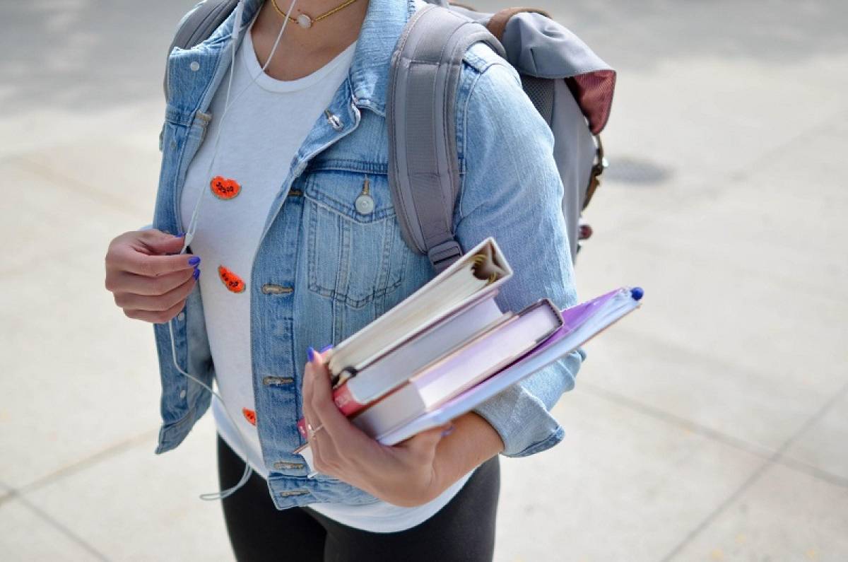Featured Image – 5 Steps to Take If You're Feeling Overwhelmed by College Life